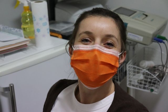 В список вошли 42 предприятия, которые в сутки производят порядка 20 тысяч защитных масок. 
