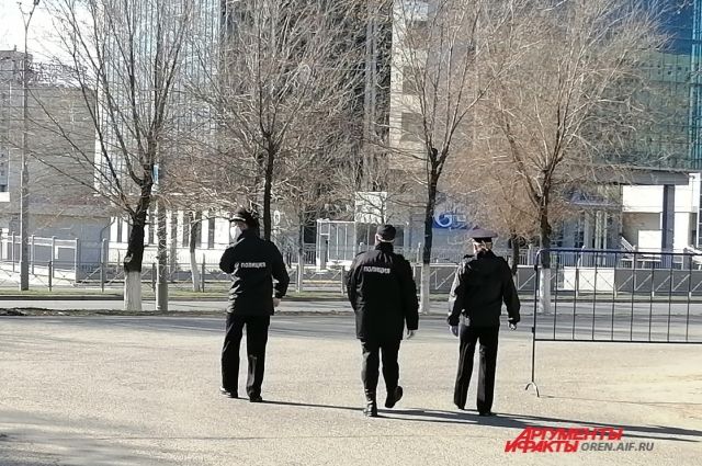 Улицы населенных пунктов Оренбуржья по прежнему патрулируют полицейские.