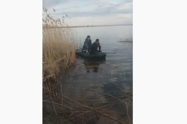 В Ясном предполагаемые браконьеры и инспектор рыбохраны попали на видео.