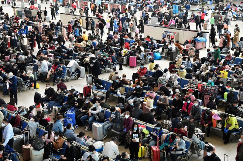 Китайцы на железнодорожной станции Ханькоу после того, как 8 апреля были отменены ограничения на выезд из Уханя.