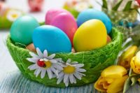 Как окрасить пасхальные яйца без химических добавок: три простых способа