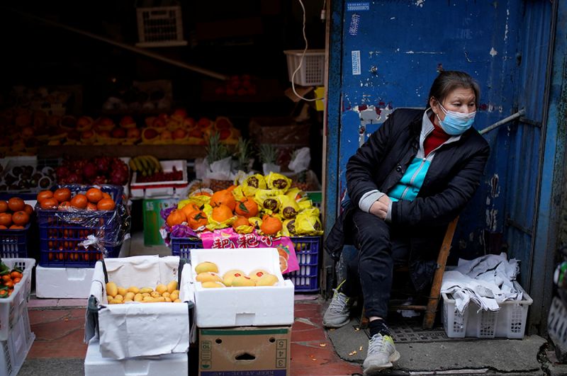Продавщица во фруктовой лавке в ​​жилом районе города.
