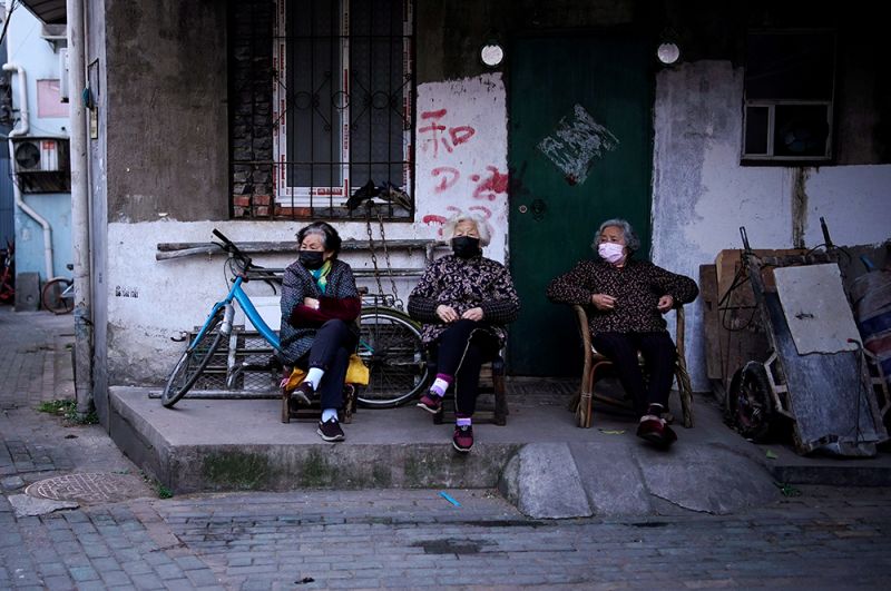 Пожилые женщины в одном из жилых районов.