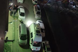 На место происшествия выезжали медики и полиция.