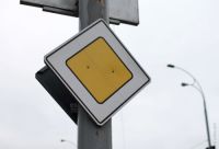 С 17 апреля в районе дома №167/7 будет установлен знак «Главная дорога».