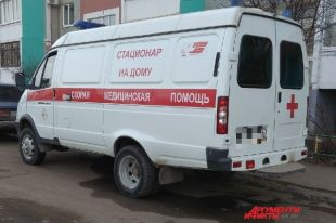 В Оренбурге врачи спасают жизнь мужчины, выпавшего из окна.