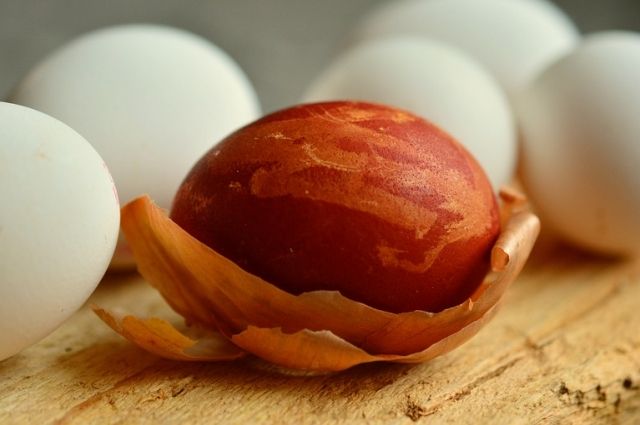 Для покраски яиц не придётся идти в магазин за ингредиентами – всё необходимое почти наверняка можно найти дома.