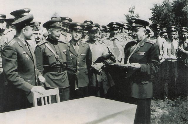 Снимок, на котором Николай Дергач вручает подарок Юрию Гагарину, стал семейной реликвией.