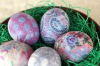 Готовимся к Пасхе: как необычно окрасить яйца с помощью шелковой ткани