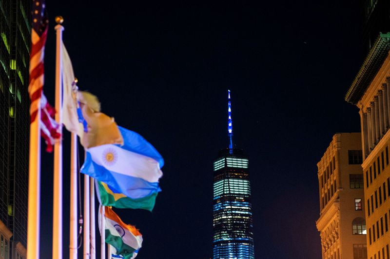Башня Всемирного торгового центра 1 в Нью-Йорке, подсвеченная голубым, в честь работников здравоохранения.