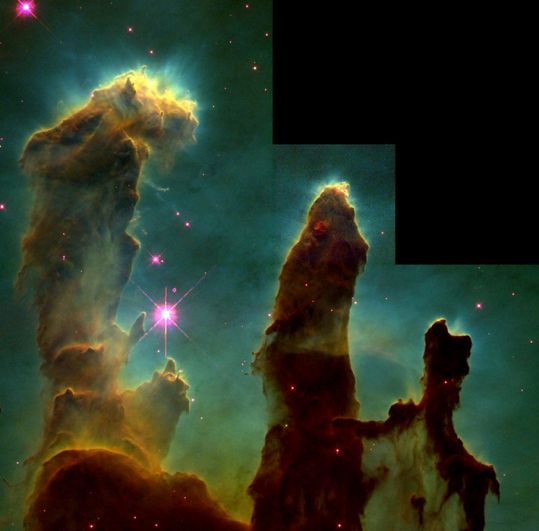 «Столпы Творения» в туманности Орёл. Такое название объекты на фотографии получили потому, что газ и пыль в них вовлечены в процесс формирования новых звезд с одновременным разрушением облаков под светом уже образовавшихся звезд. Снимок сделан в 1995 году.
