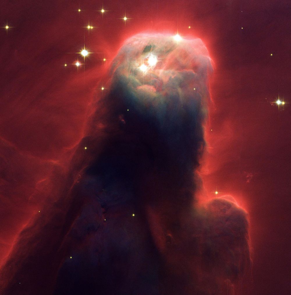 Туманность Конус. «Этот объект, — пишет NASA, — напоминающий кошмарного зверя, поднимающего голову из багрового моря, на самом деле — безобидный столб газа и пыли». Снимок сделан в 2002 году.