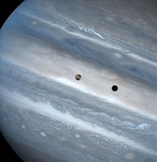 Юпитер, его спутник Ио и тень от спутника, падающая на поверхность планеты. 1999 год.