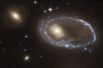 Кольцо голубых звезд вокруг галактики AM 0644-741. Предполагается, что кольцо образовалось при столкновении с другой галактикой, при этом вследствие гравитационного разрушения пыль в галактике уплотняется и образует звезды. 2004 год.