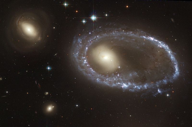 Кольцо голубых звезд вокруг галактики AM 0644-741. Предполагается, что кольцо образовалось при столкновении с другой галактикой, при этом вследствие гравитационного разрушения пыль в галактике уплотняется и образует звезды. 2004 год.