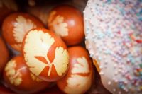 Раньше яйца к Пасхе чаще всего варили в луковой шелухе, а куличи пекли в банках из-под консервов.