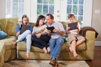 Жизнь многих семей теперь сосредоточена у компьютера или телевизора. И это правильно. По возможности сидим дома!