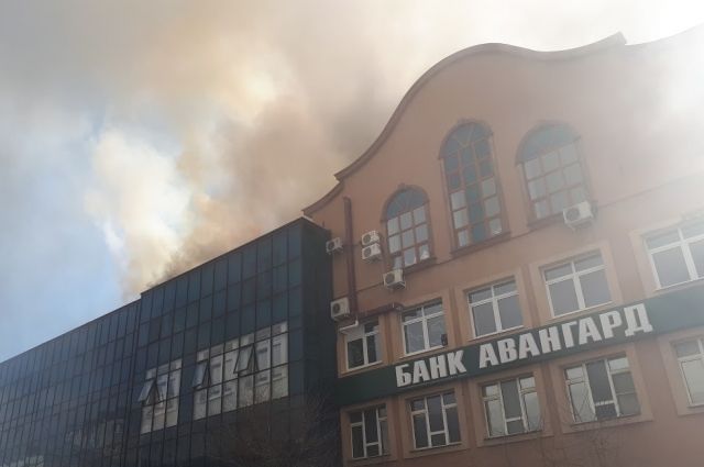 39 пожарных тушили здание бизнес-центра на улице Урицкого