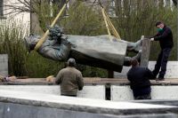 Демонтаж памятника Ивану Коневу в Праге.
