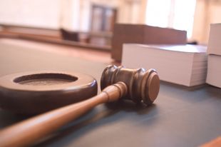 В Гае владелец стрелкового клуба приговорен к 1 году лишения свободы за травму ребенка