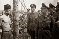 Рейхсфюрер СС Генрих Гиммлер в лагере военнопленных во время инспекционной поездки по Белоруссии, август 1941 г.