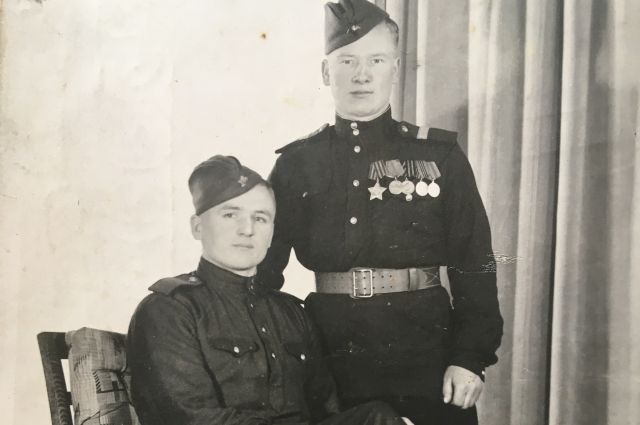 Младший сержант Пономарёв (справа) с товарищем. Германия. 1948 год.