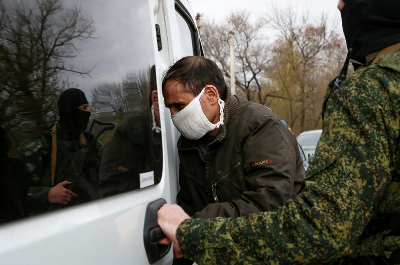 Обмен пленными между ДНР и Киевом на КПП на окраине города Горловка в Донецкой области.