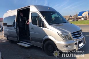 Под Ужгородом вымогатели обстреляли пассажирский микроавтобус