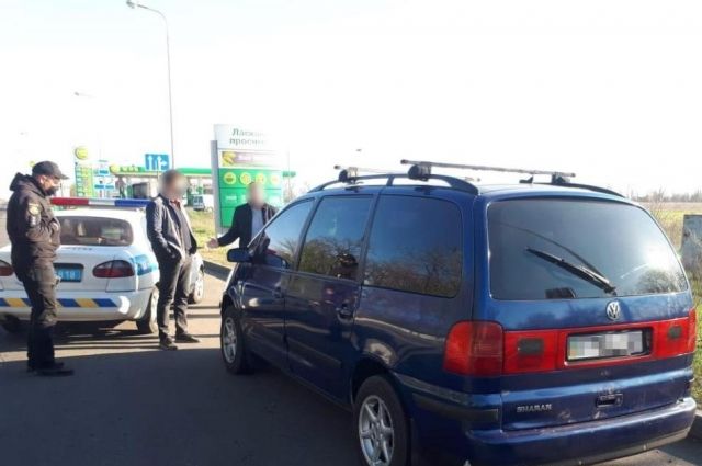 Пытался сбежать: в Мелитополе водитель авто протянул полицейского по дороге