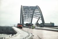 В Киеве ветер завалил в Днепр часть лесов Подольского моста