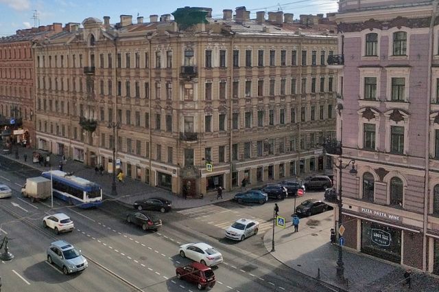 Количество машин в Петербурге уменьшилось в 20 раз, трафик в часы пик снизился на 80%. Даже Невский проспект значительно поредел.  