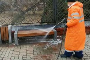 После долгой зимы город должен помыться.