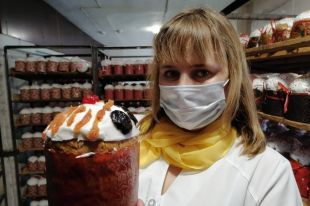 В Оренбурге священник освятит 100 000 пасхальных куличей.