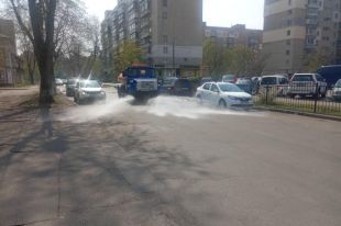 Дым и смог в столице: спецтехника в усиленном режиме моет улицы и дороги