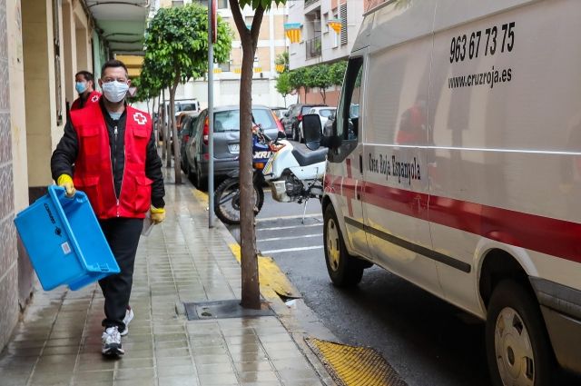 Работник «Красного Креста» на одной из улиц Валенсии, апрель 2020 года.