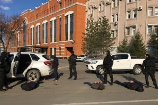 В Оренбурге задержаны подозреваемые в стрельбе во время бытового конфликта.