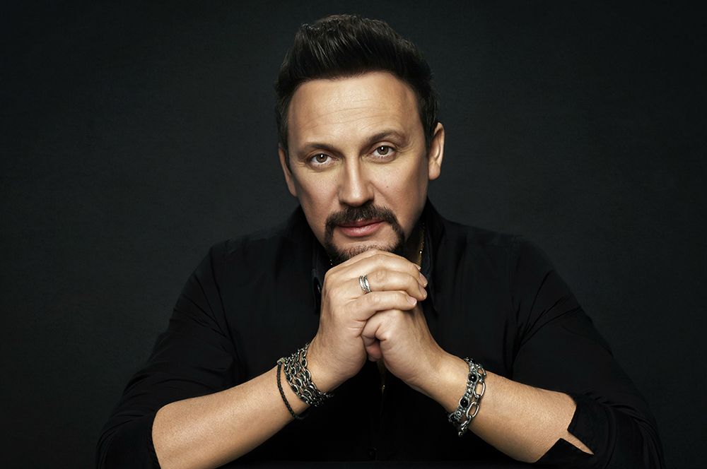 Стас Михайлов. В своем Instagram певец рассказал, что его тест подтвердил коронавирус. По словам Михайлова, у него не было насморка, кашля или головной боли, а первые симптомы напомнили ему бронхит. Артист также отметил, что он не чувствовал запахов и вкусов, у него ломило спину и была повышенная чувствительность в теле.