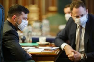Президент поручил выплатить медикам долги по зарплате со следующей недели