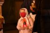 Девочка на праздничном пасхальном богослужении в Александро-Невском кафедральном соборе в Симферополе.