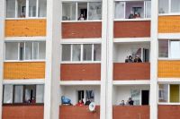 Жители домов по улице Берша в Ижевске с балконов спели военные песни