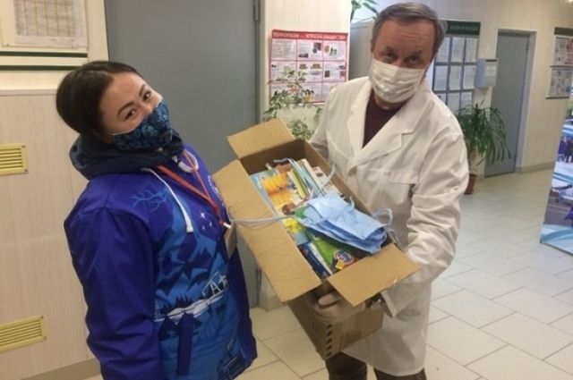 Активисты Ноябрьска подарили медикам скорой помощи маски и куличи