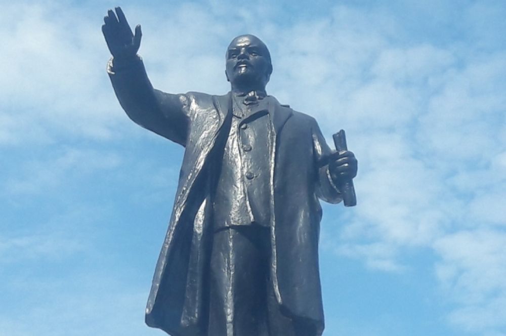 Памятник Ленину у железнодорожного вокзала в Омске.