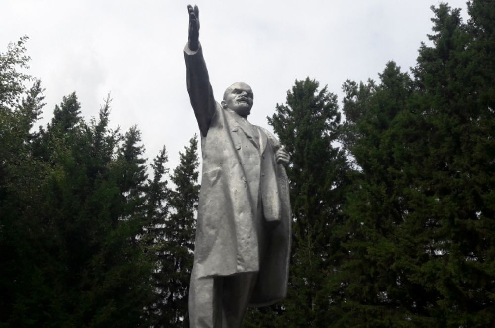 Памятник Ленину в Муромцево Омской области.