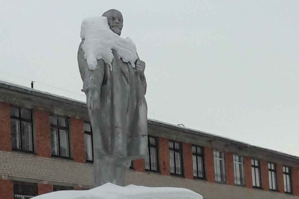 Ленин на территории аграрного университета. Омск.