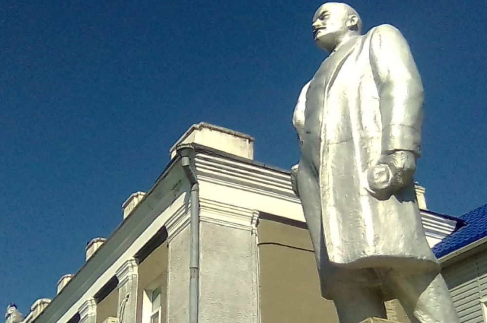 Памятник в Кормиловке Омской области.