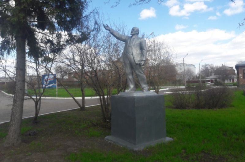 Памятник на территории железнодорожной больницы в Омске.