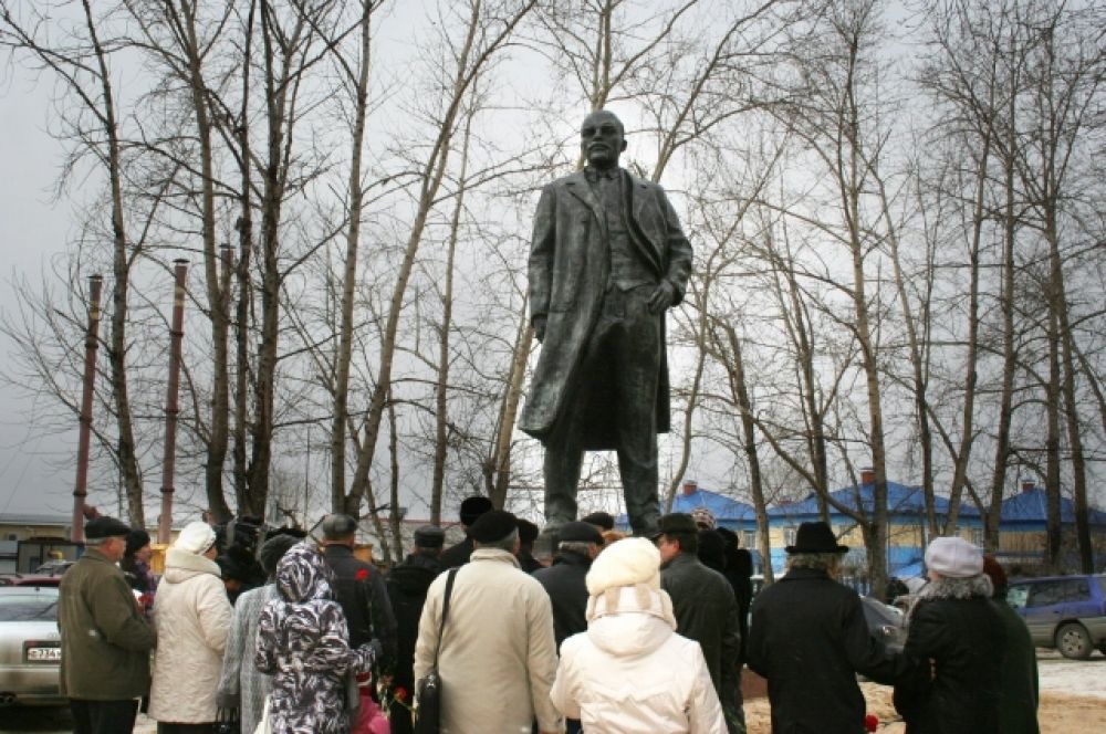 Югорск. Ханты-Мансийский автономный округ. Установлен в 2012 году по просьбе местной ячейки КПРФ.