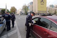 Сотрудники ДПС проверяют водительские пропуска на центральной улице Краснодара.
