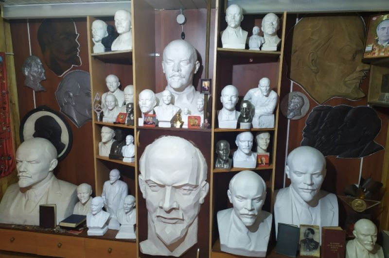 Бюстов Ленина в домашнем музее больше 30.