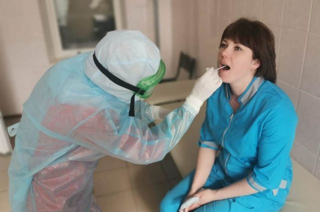 Медики, работающие с инфицированными больными, регулярно сдают анализы на коронавирус.